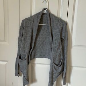 Cute sweater with two pockets.